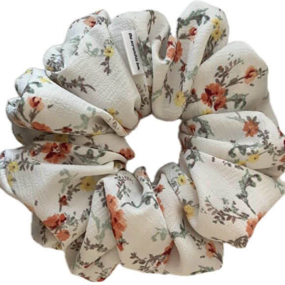 XL Scrunchie- Aesthetic Floral - Picture 1 of 1